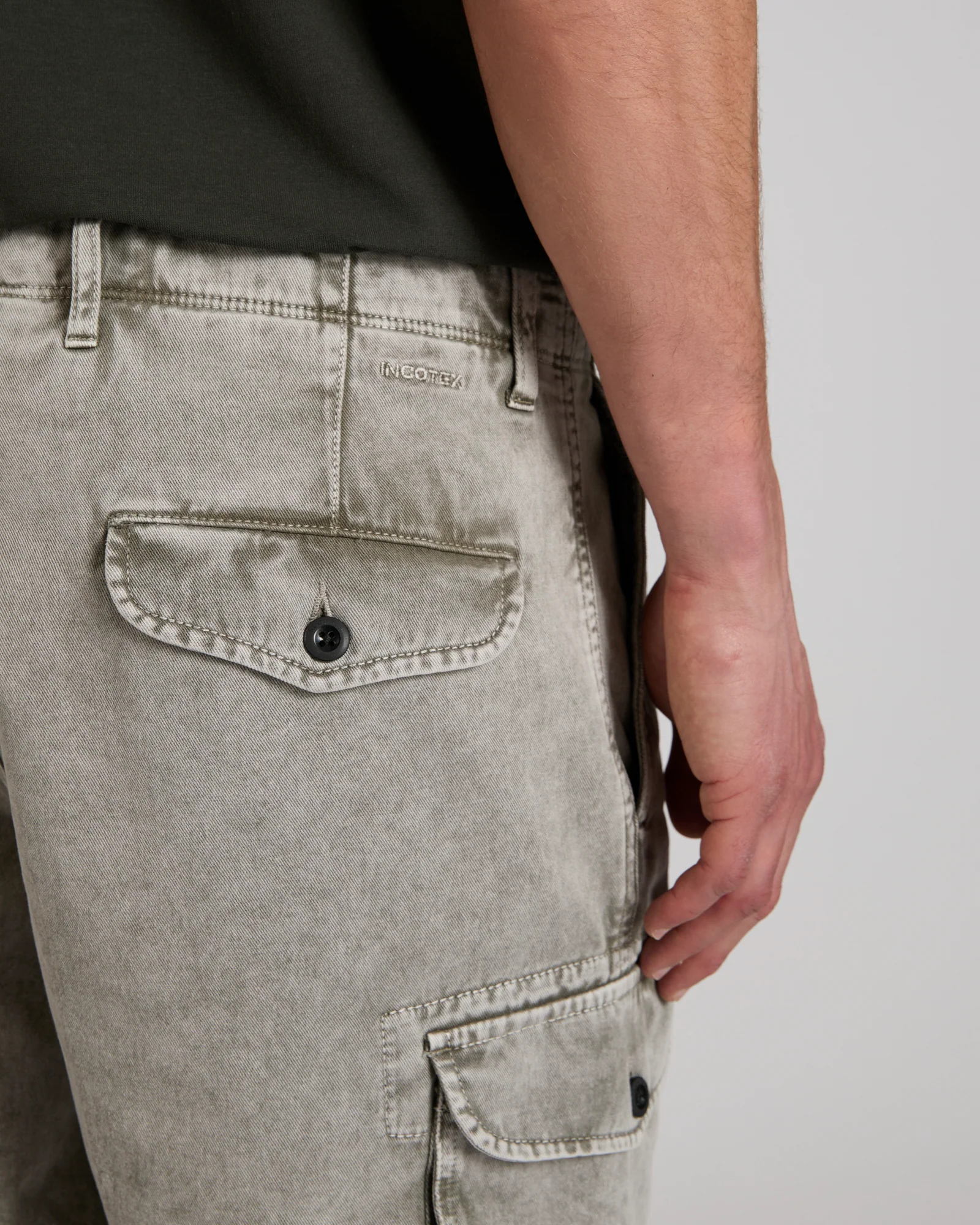 Regular fit organic cotton cargo Bermuda shorts - Image 4