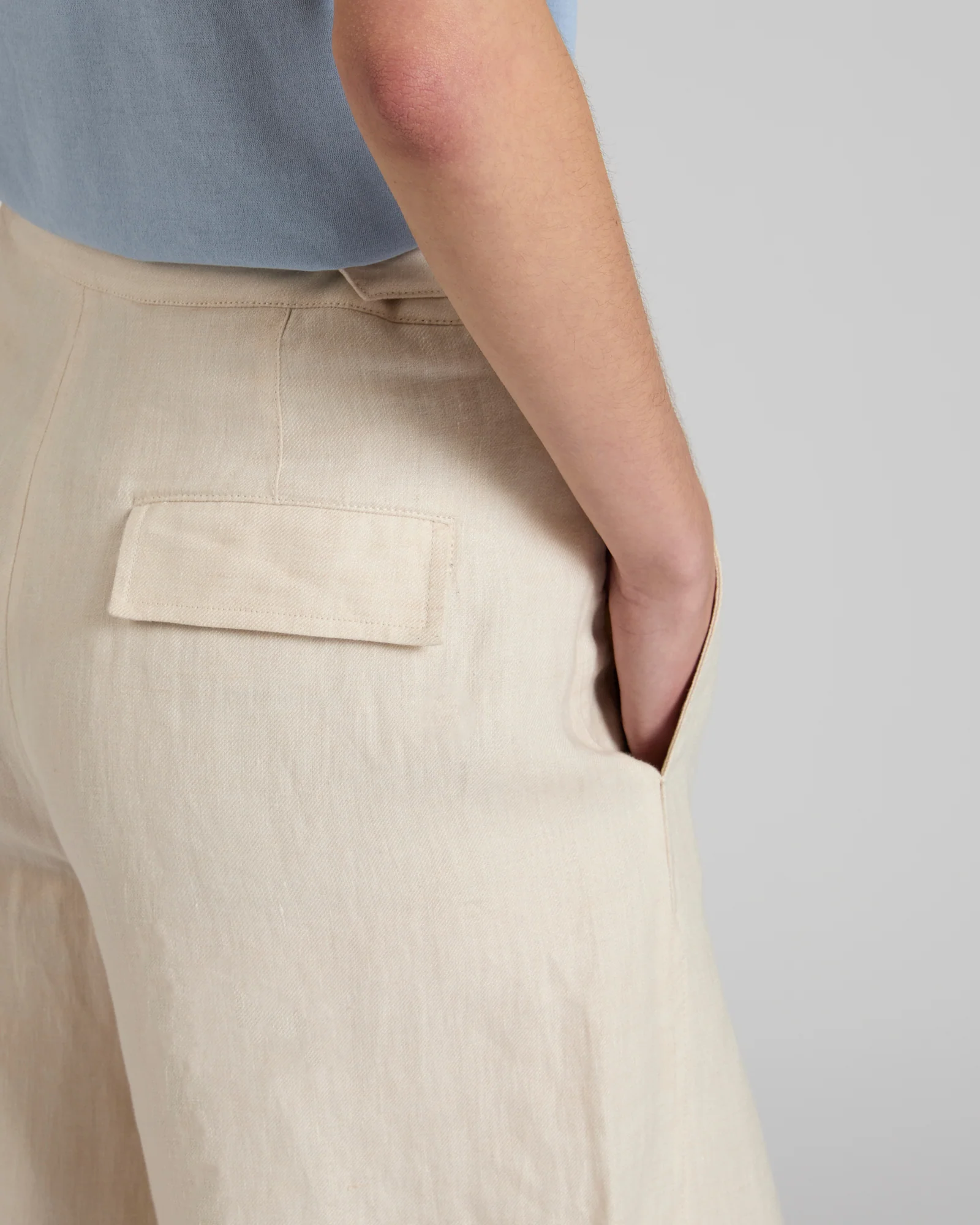 Wide fit Bermuda shorts in linen - Image 4